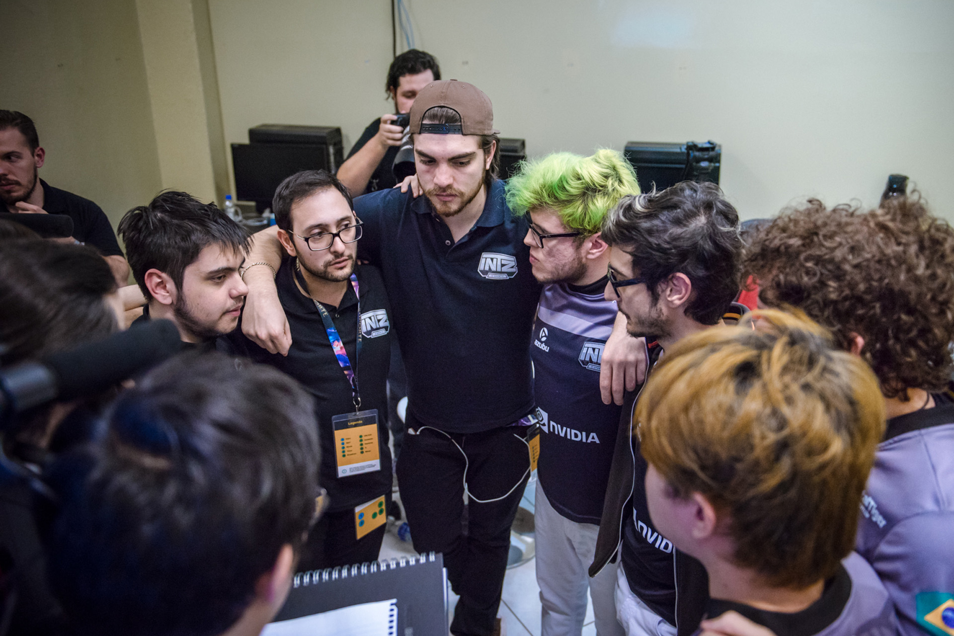 Rayssa, com expressão ansiosa na arena CBLoL